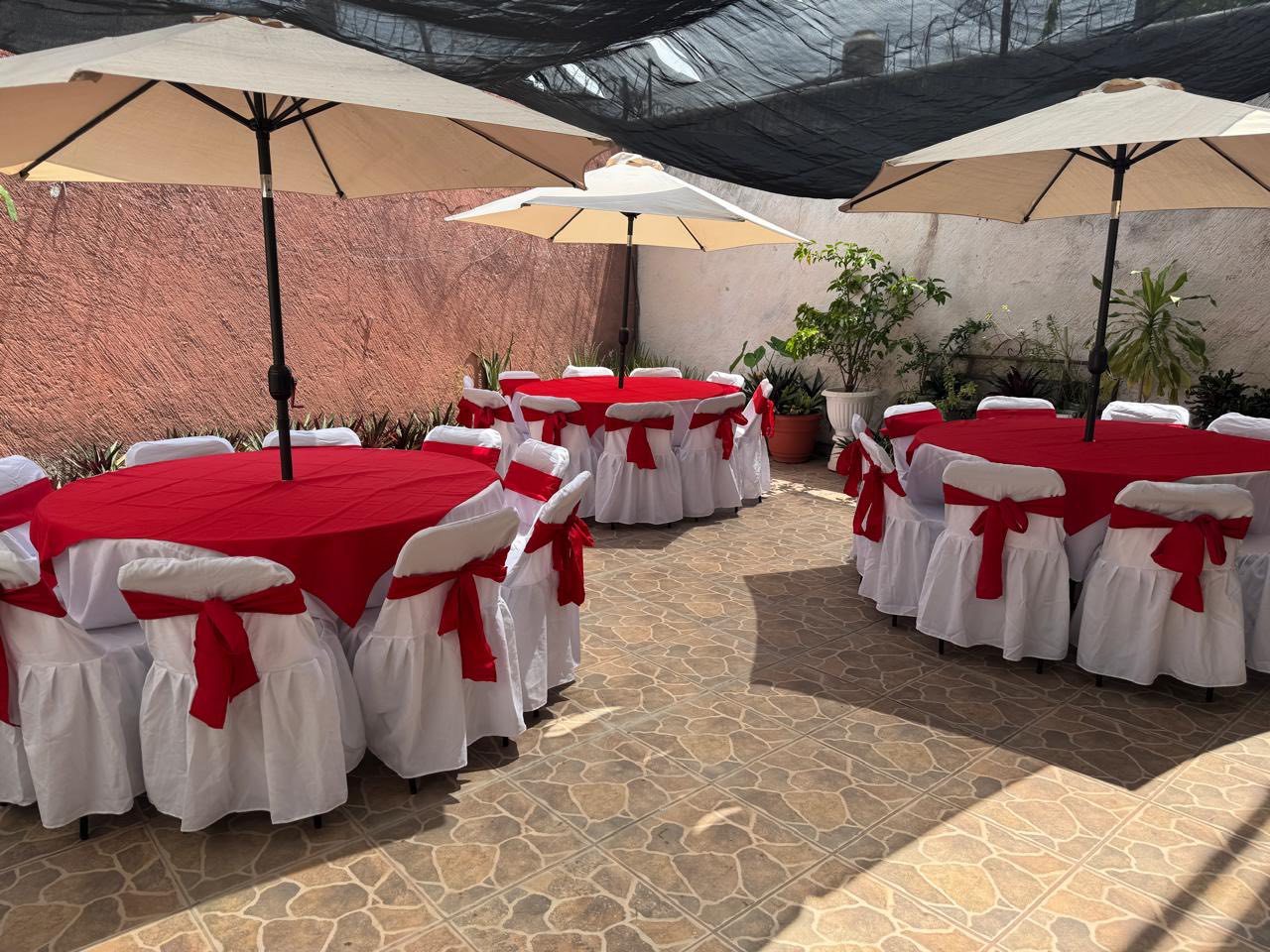 Montaje rojo con sombrillas