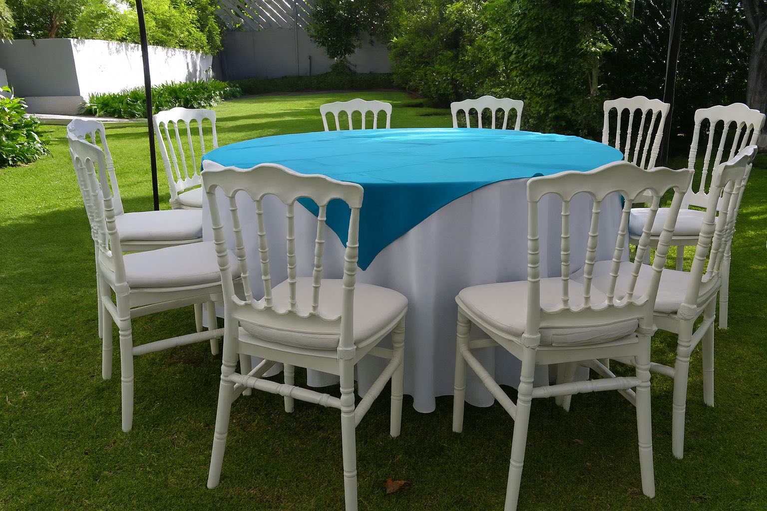 Sillas tiffany blancas y mantel turquesa